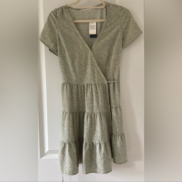 Abercrombie & Fitch Dresses & Skirts - Abercrombie Floral Wrap Dress
